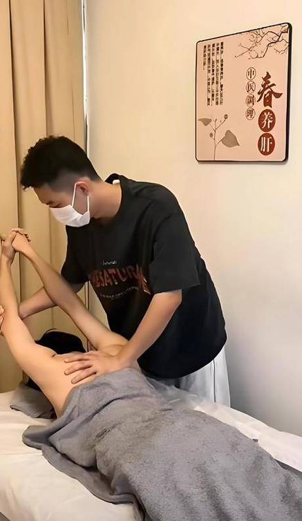 捷克美女av三个黑人的相关介绍