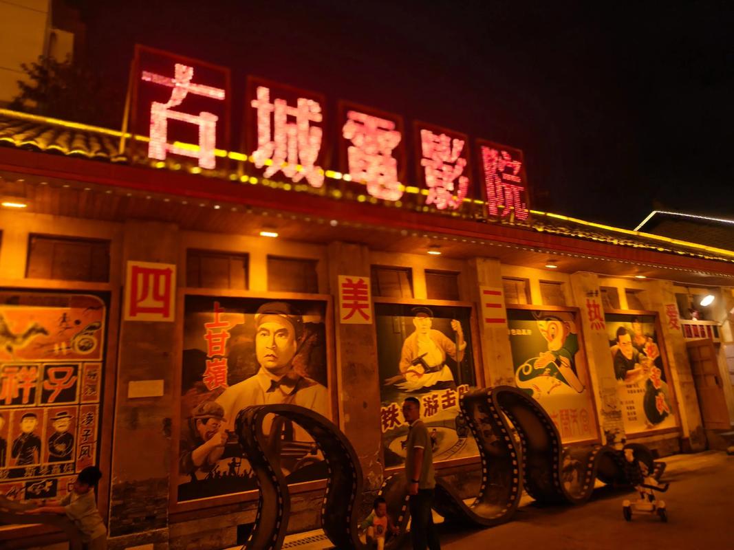 男女一边亲一边脱一边揉的相关介绍
