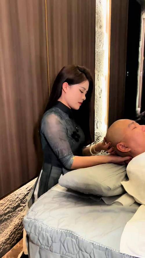 操哭女同桌的相关介绍
