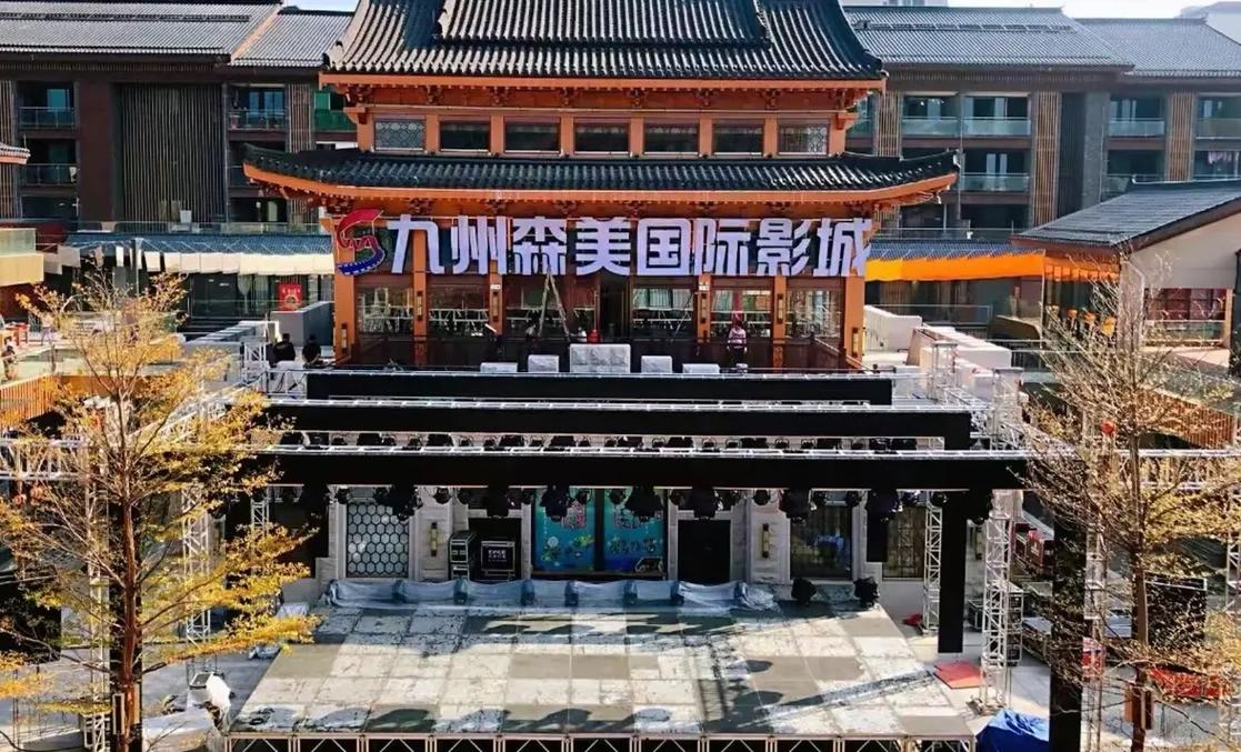 一边脱一边摸一边爽的相关介绍