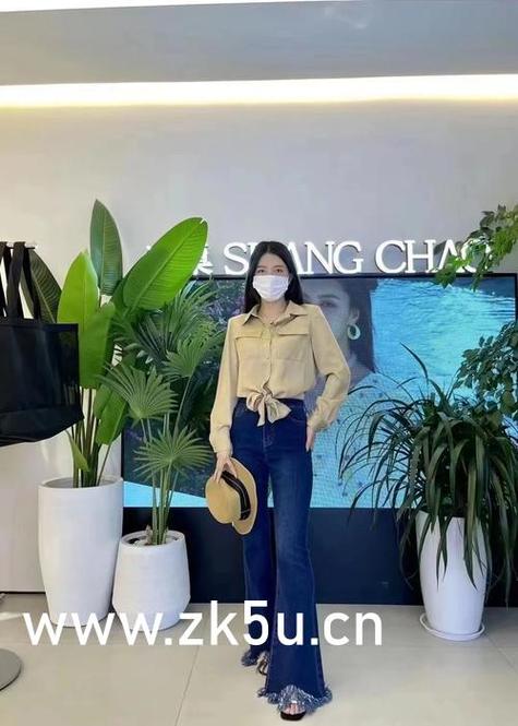 操美女老师逼的相关介绍