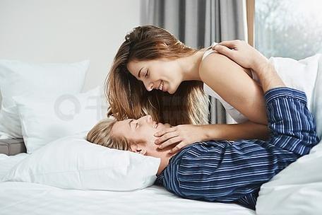 《丰满人妻被猛烈进入的相关介绍