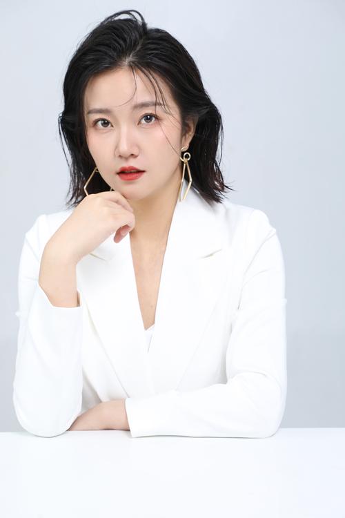 深夜独居少妇与隔壁男邻居的禁忌之恋：错位婚姻下的暧昧救赎