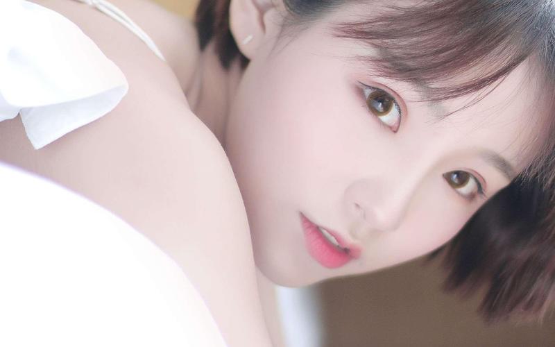 男女一边亲一边脱一边摸的相关介绍