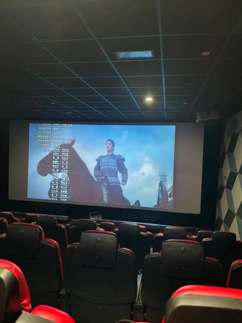 正在热映！2025年电影院新片《星际迷航：重生》震撼来袭，带你体验宇宙终极冒险、硬核科幻视觉盛宴与人工智能觉醒危机。