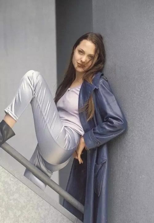 欧美熟妇人妻的优雅穿搭指南：轻熟风搭配技巧、熟龄魅力提升与日常气质造型