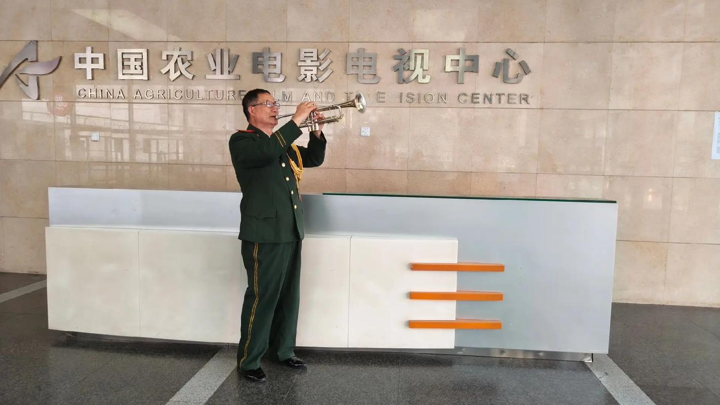 一边摸上面一边舔的相关介绍