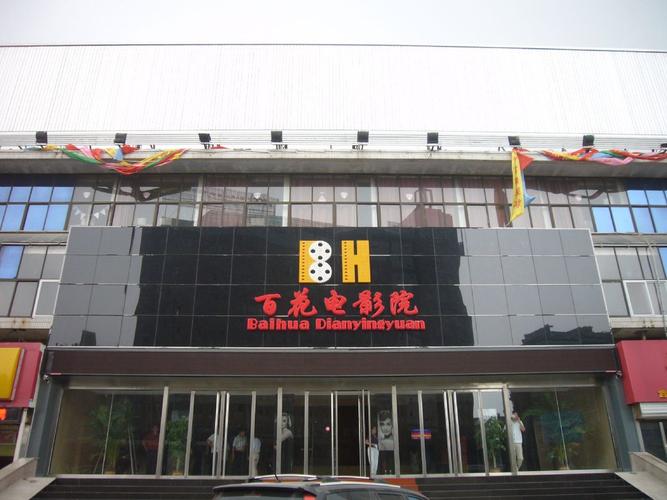 美女玩弄自己的相关介绍
